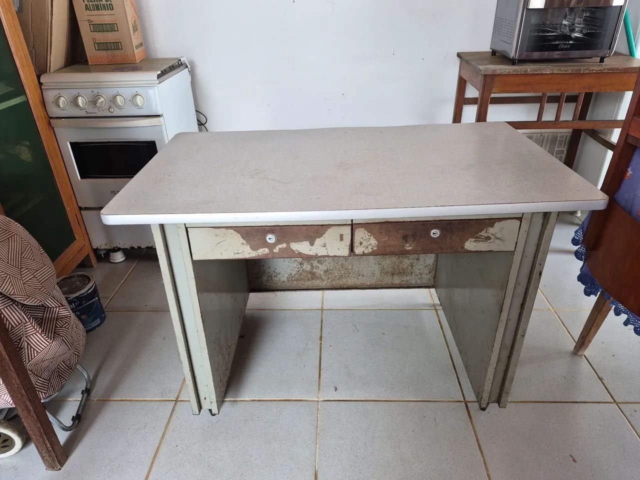 Mesa de metal com tampo de fórmica 