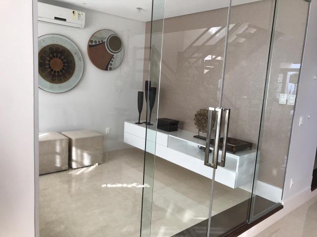 Maravilhosa casa com 5 suites e piscina no Itaigara ! totalmente mobiliada - Foto 2
