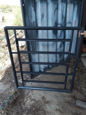 Basculante de ferro 1.10X1.00 marca MGM