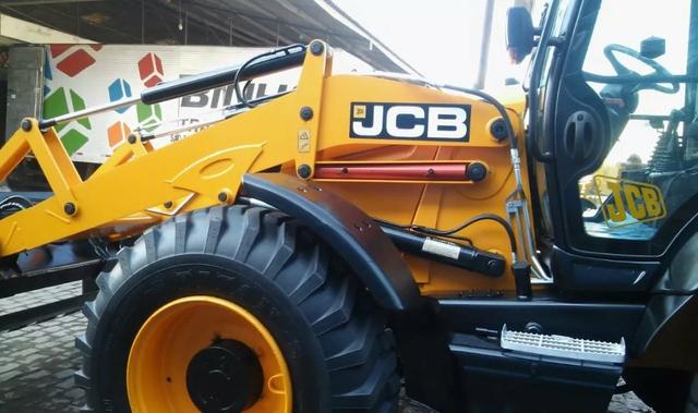 Retroescavadeira 4X4 JBC 4cx - Foto 6