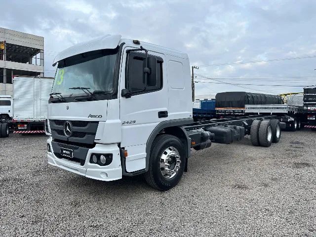 Caminhão truck 6x2 MB Atego 2429 ano 2013 leito teto baixo - filé