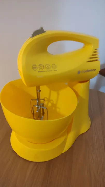 Batedeira CADENCE amarela 110v