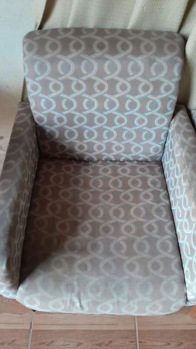 02 poltronas tecido luxo, com pé em madeira - Foto 2