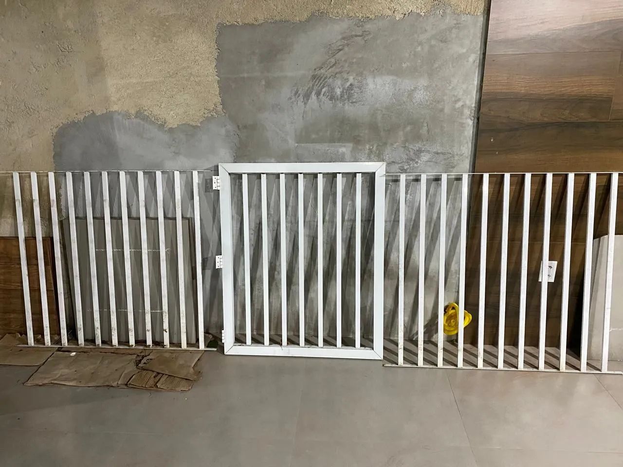 Vendo guarda corpo em alumínio. São 7 grades com um portão, totalizando 10 metros.