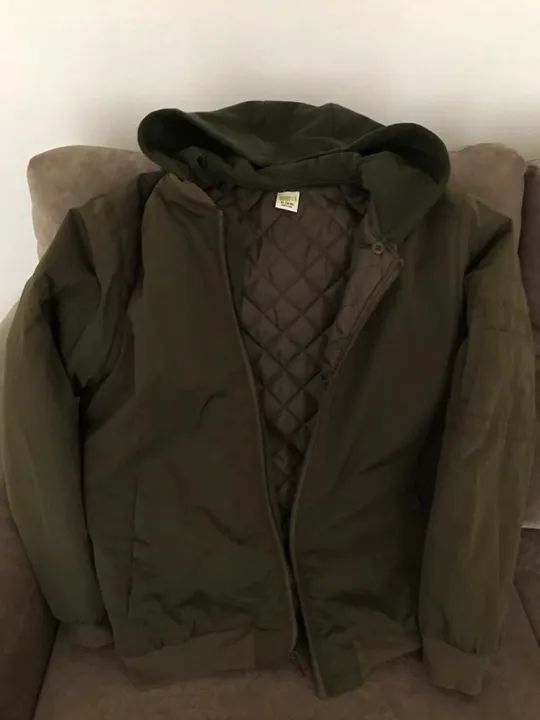 Jaqueta infanto juvenil verde militar com capuz, impermeável e acolchoada. 