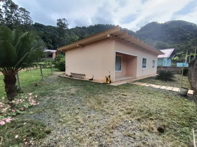 Casa com laje em terreno Rural
