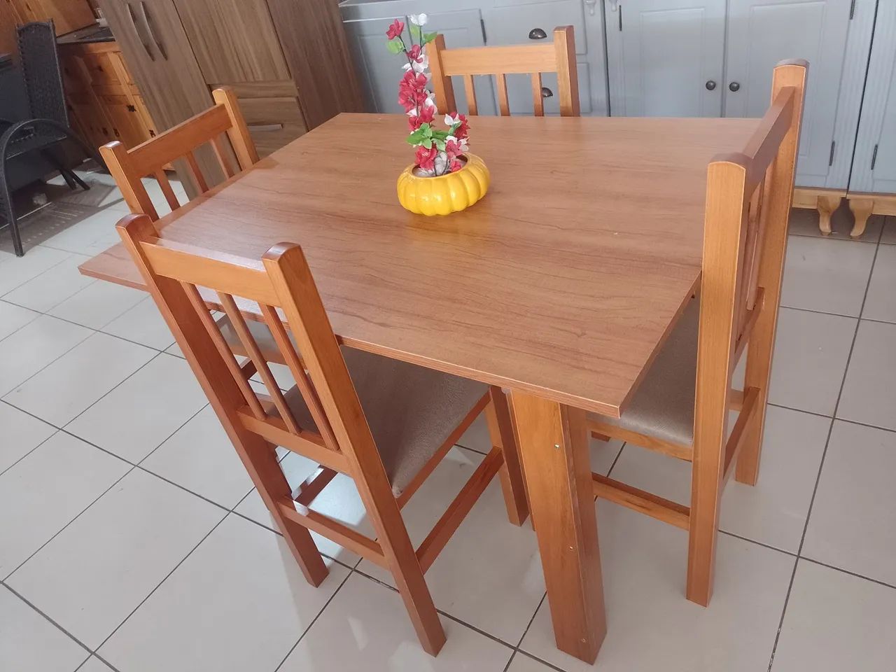 Mesa de madeira de eucalipto nova com 4 cadeiras  - Foto 2