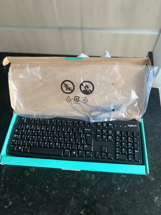 Teclado USB Logitech para Computador