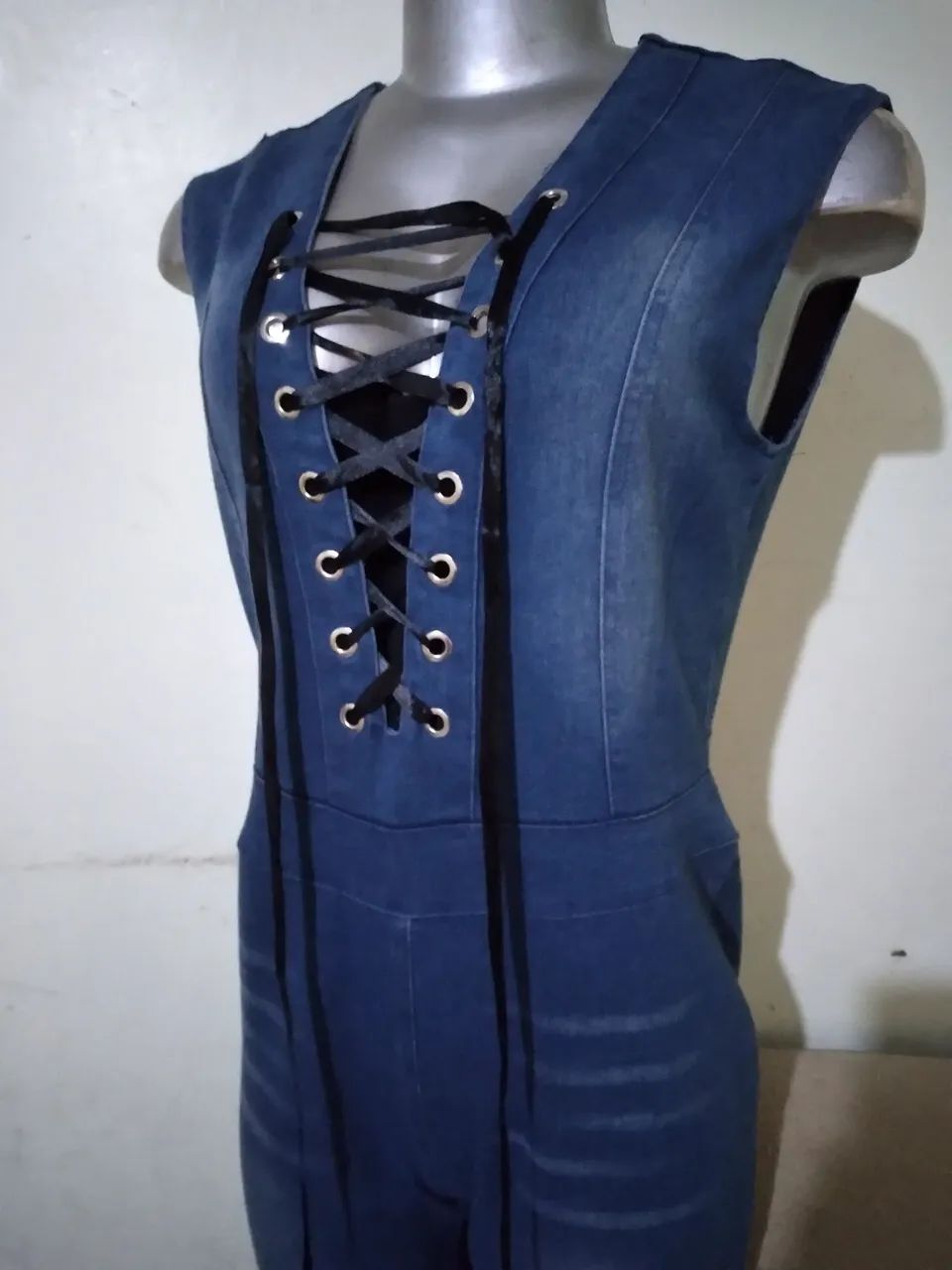 Macacão Jeans M.  20 reais 