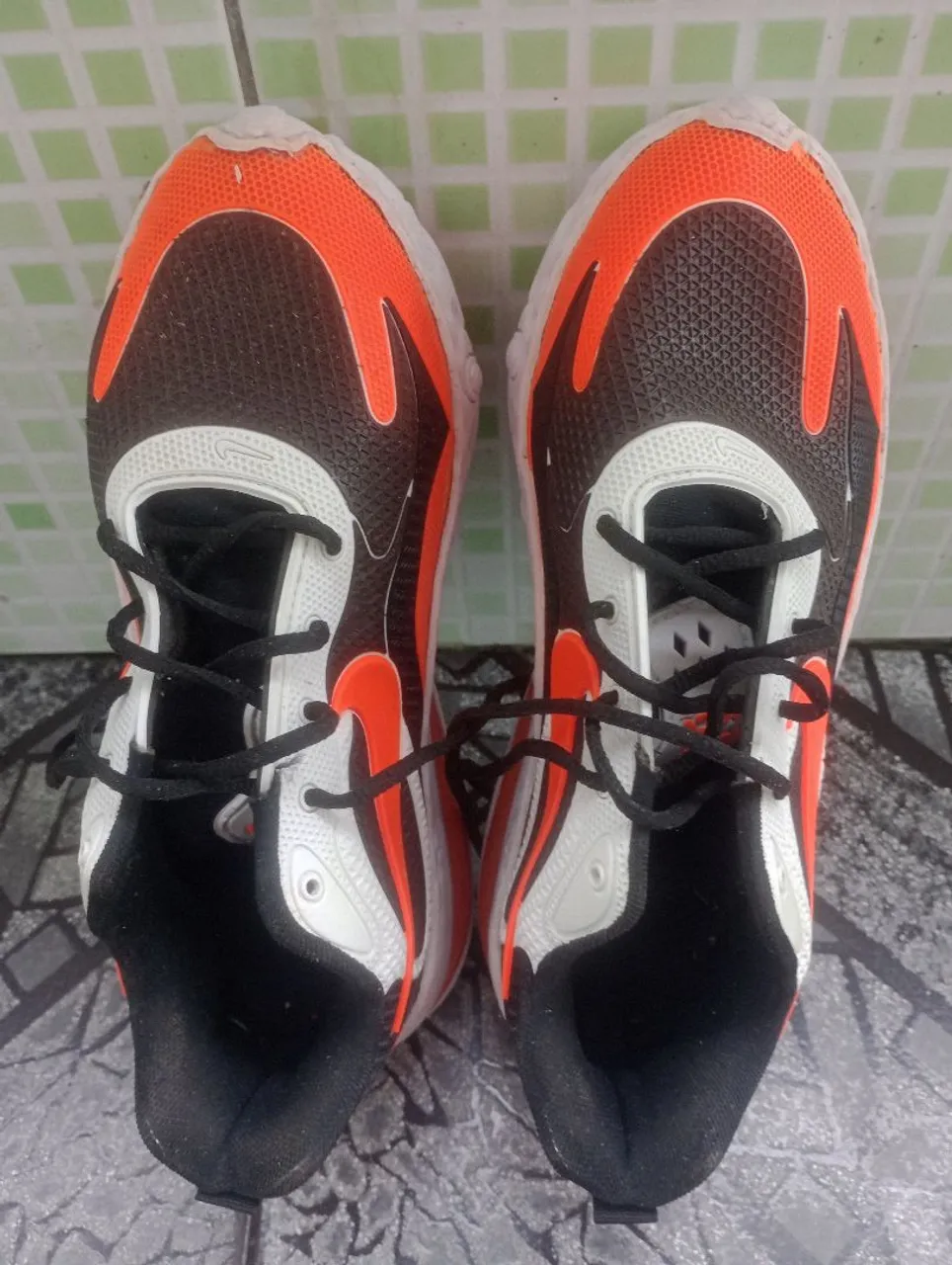 Tênis Esportivo Nike - Design Moderno e Conforto