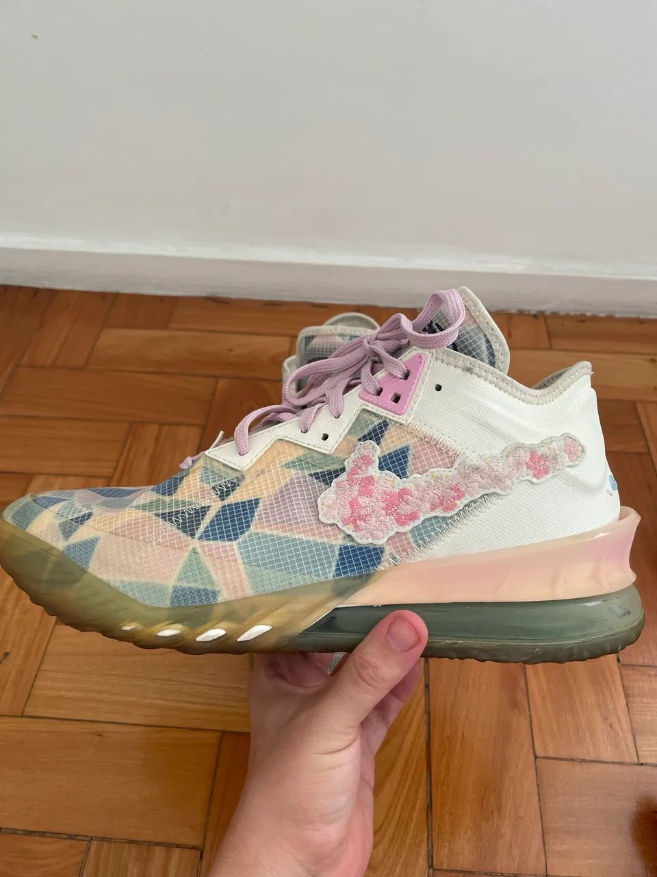 Lebron 18 Low x Atmos Sakura Tam 44 - Foto 4