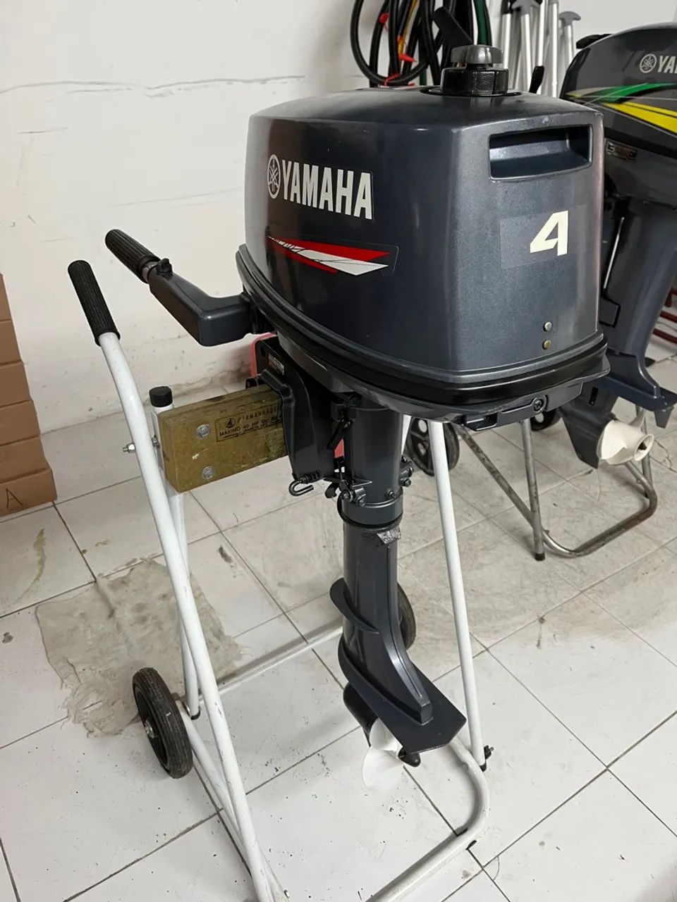 Motor de popa Yamaha 4 hp .