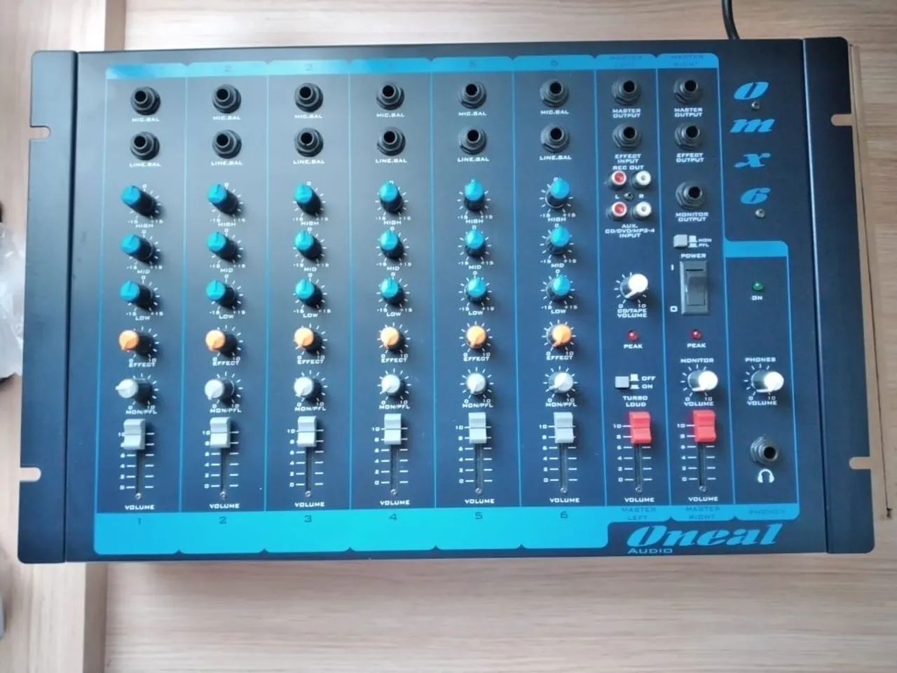 Mesa de Som 6 Canais Oneal MX6
