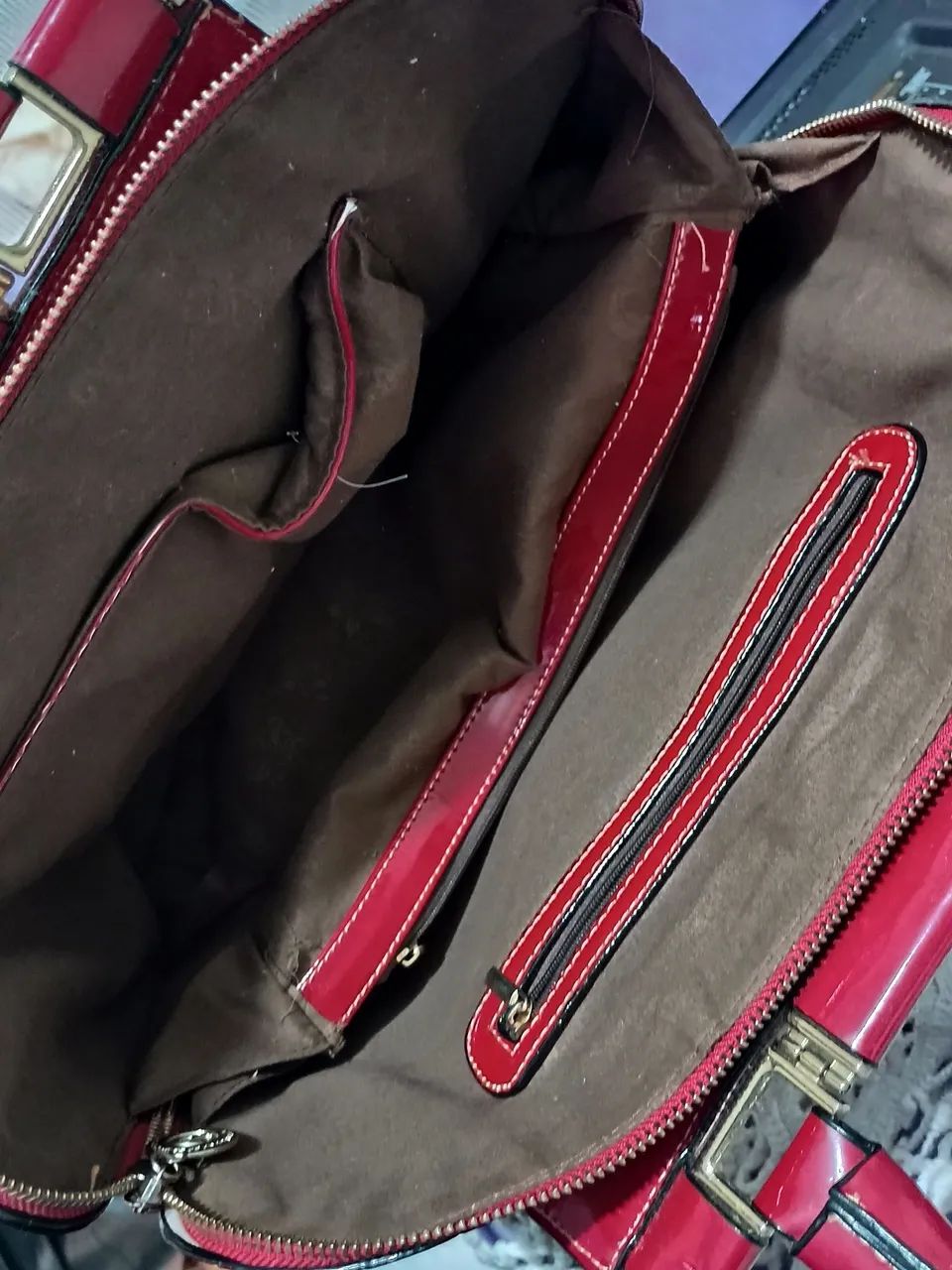 Bolsa de mão vermelha com textura croco - Foto 2
