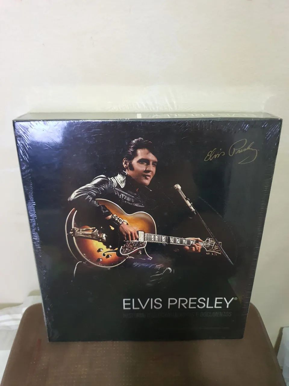 Livro Elvis Presley - História, Discografia, Fotos e Documentos- NOVO - Foto 2