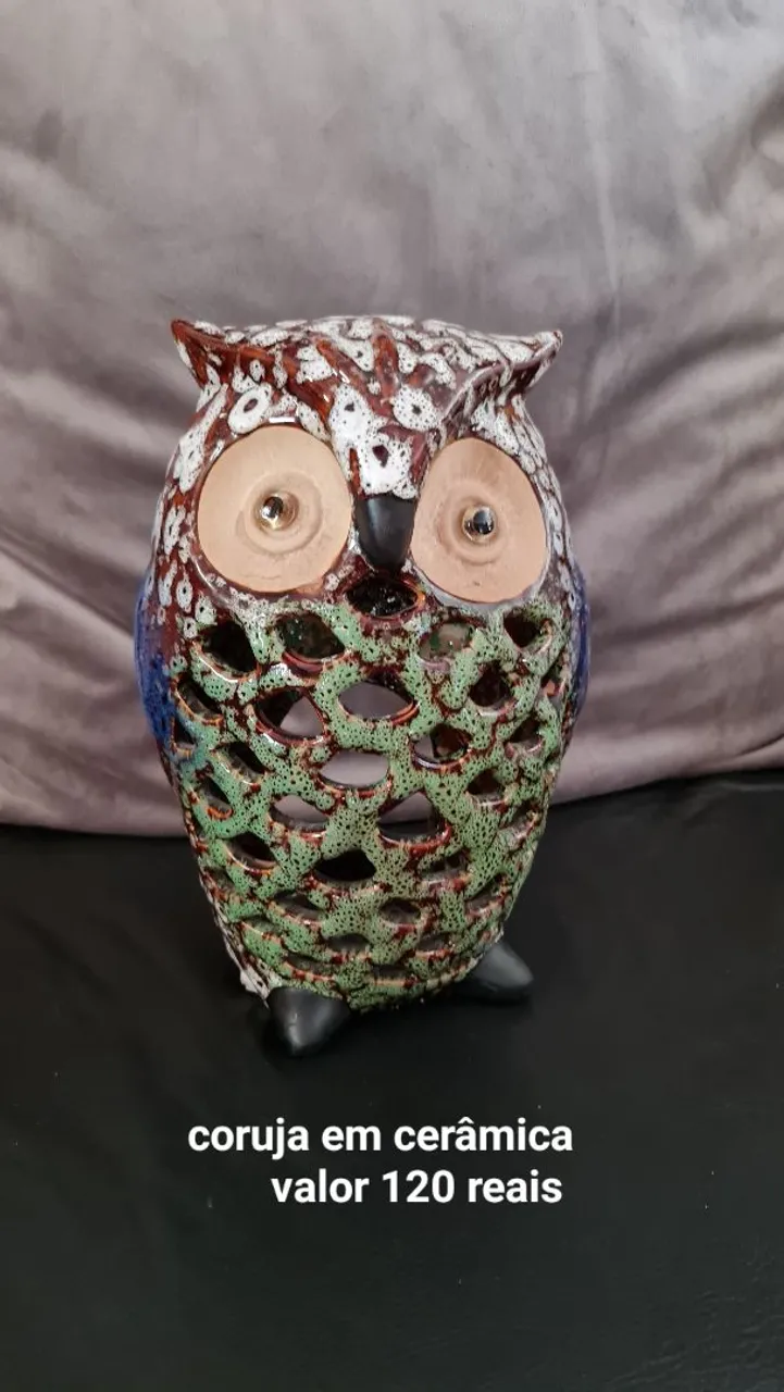 Coruja em cerâmica decorativa