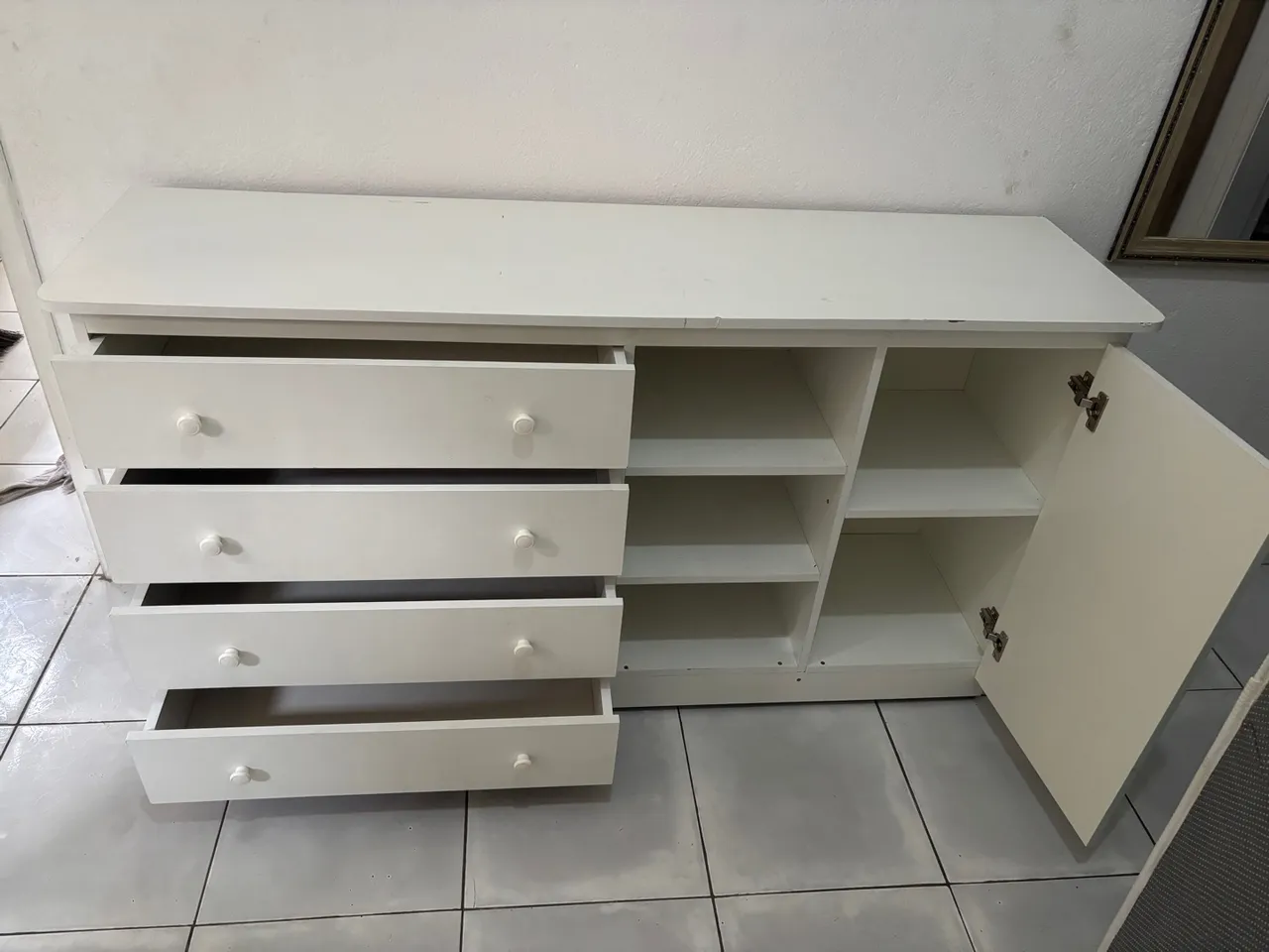 Móvel Branco com Gavetas e Armário