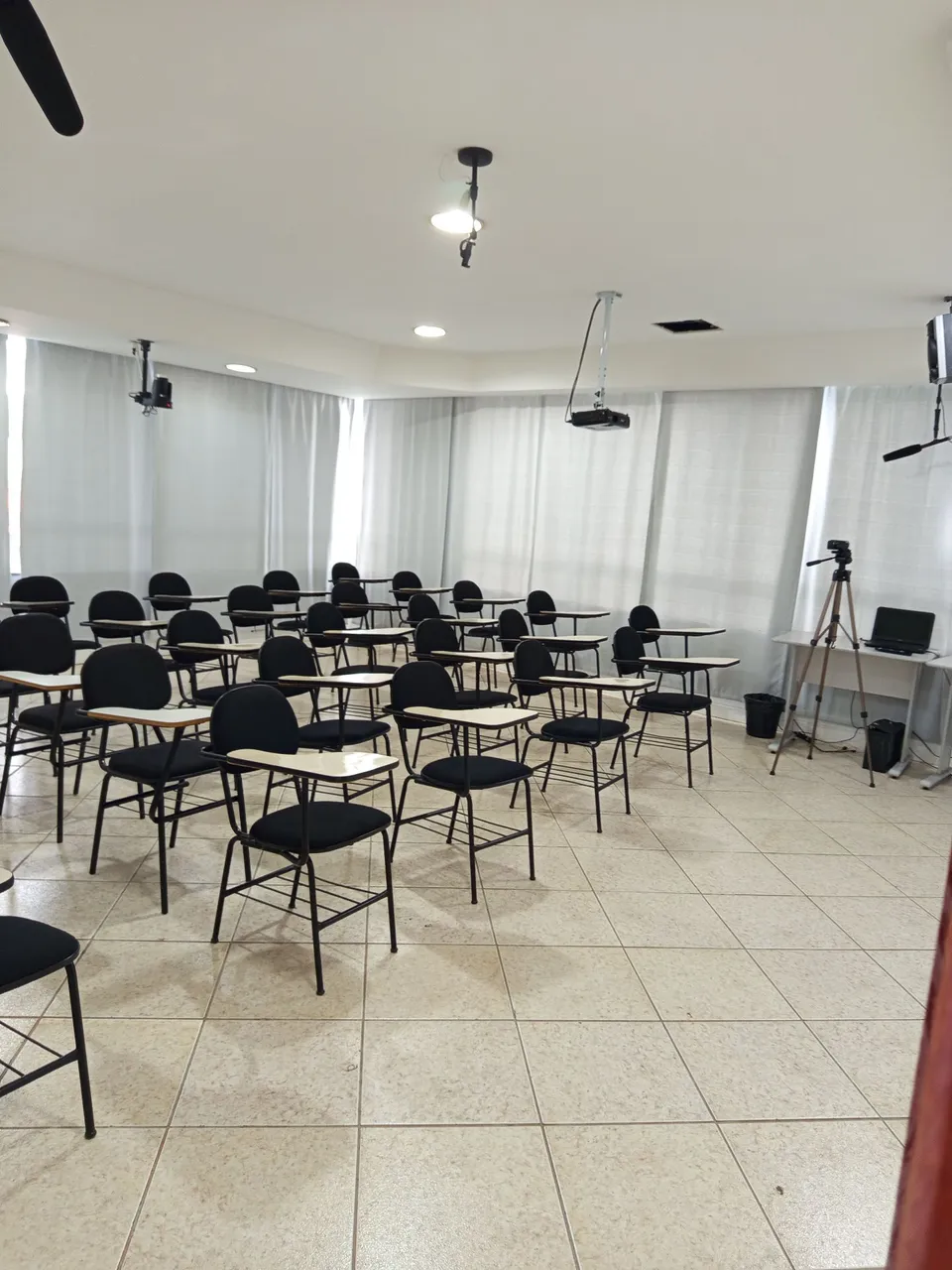 Aluguel de salas para palestras, workshop e cursos de curta duração. Aluguel por hora.