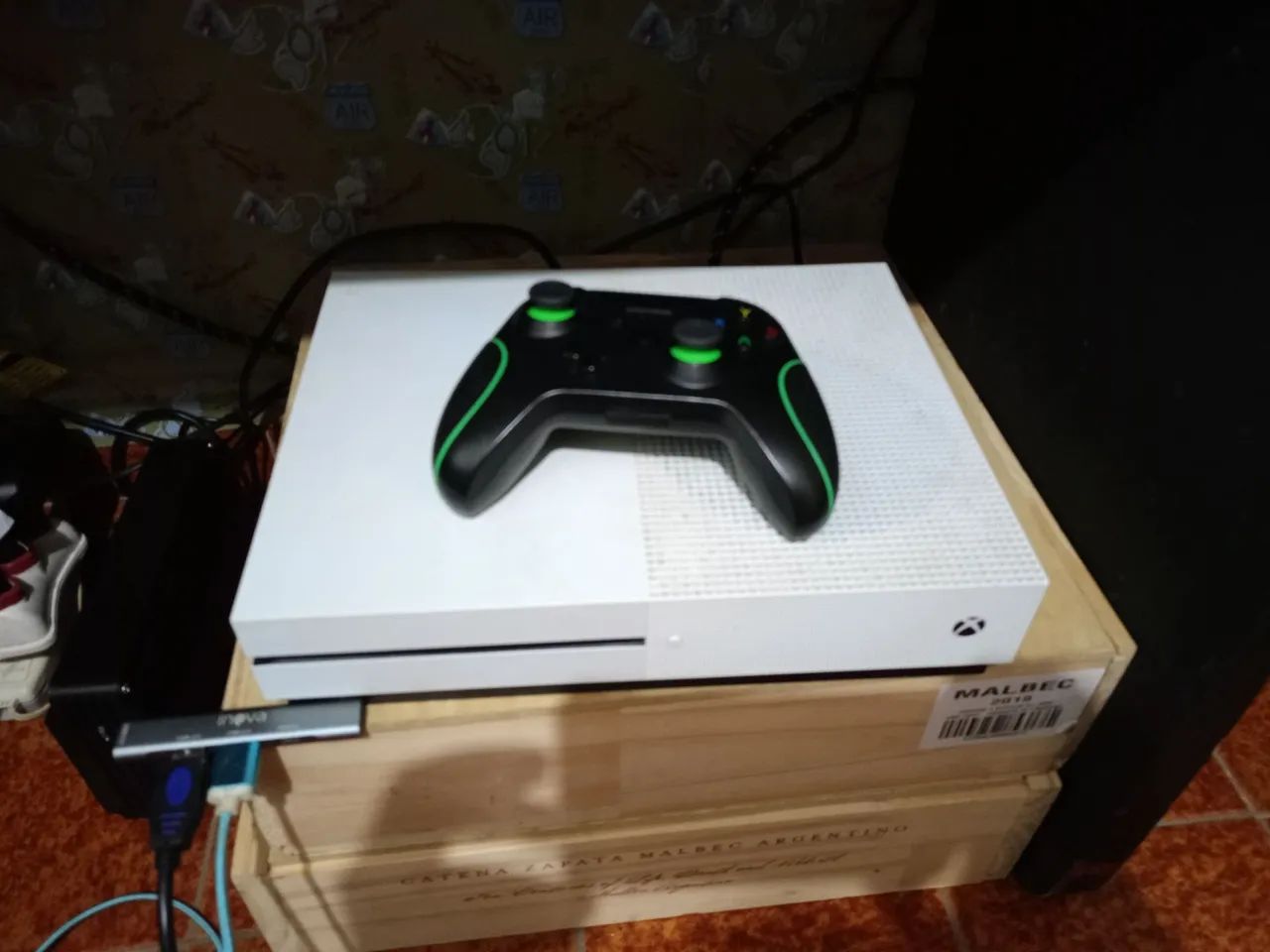 Xbox one S 1 Cont. 1 Tera. 1 jogo mídia. Sem detalhes mínimo 800