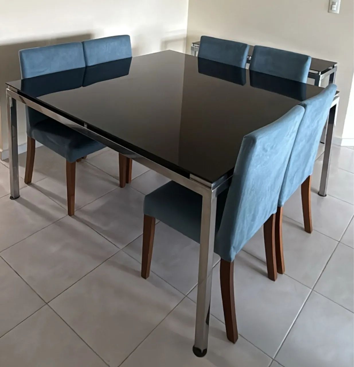 Mesa de Jantar em Vidro Preto com Base Inox