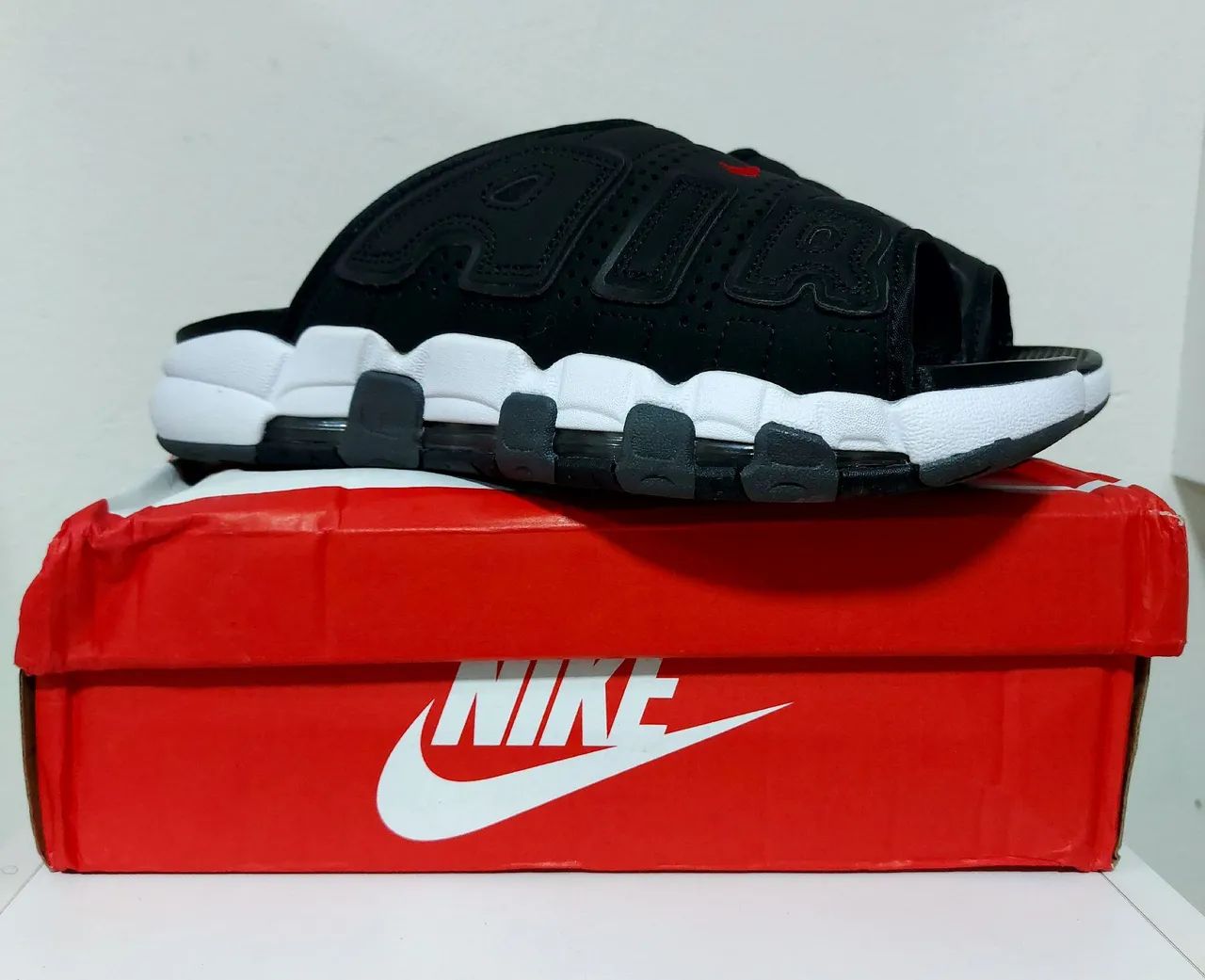 SLIDE AIR MORE UPTEMPO BLACK WHITE RED - Foto 3