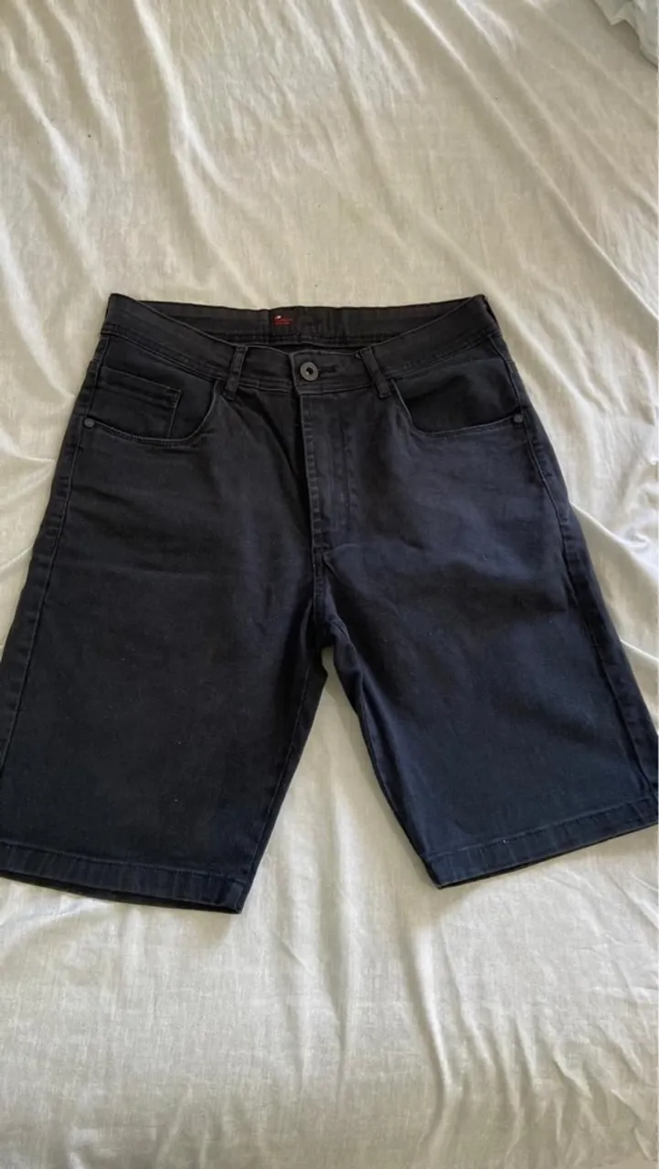 Kit calça cinza, calça preta e short preto da marca Darmand