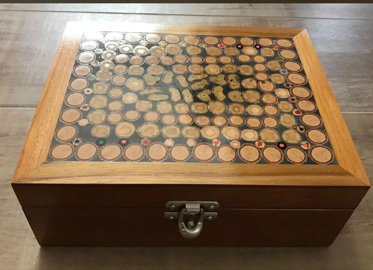 Caixa de Madeira Artesanal com Detalhes Únicos