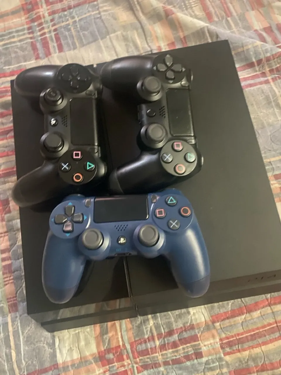PlayStation 4 com 3 Controles - Diversão Garantida!