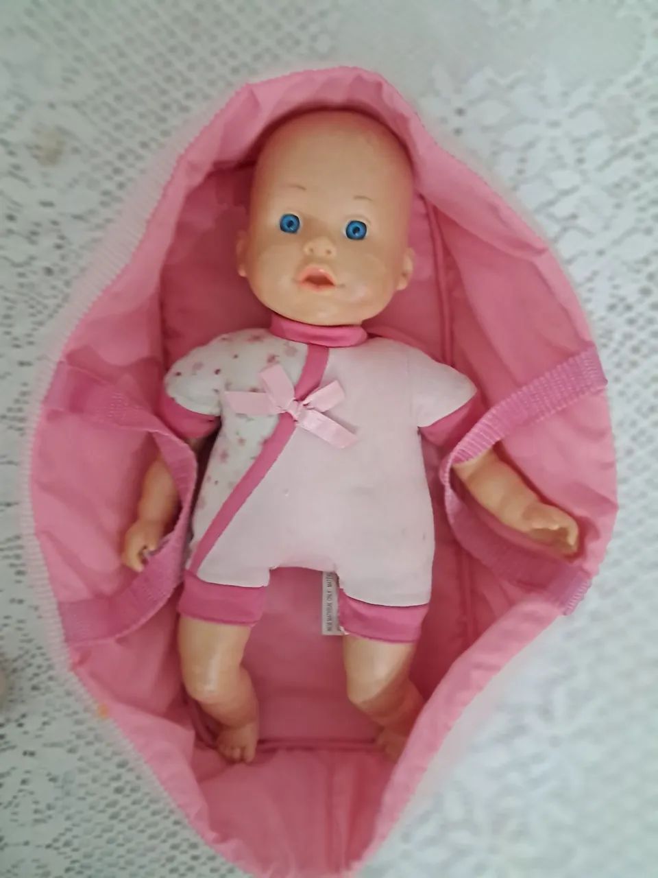 Bebe  numa  sacola