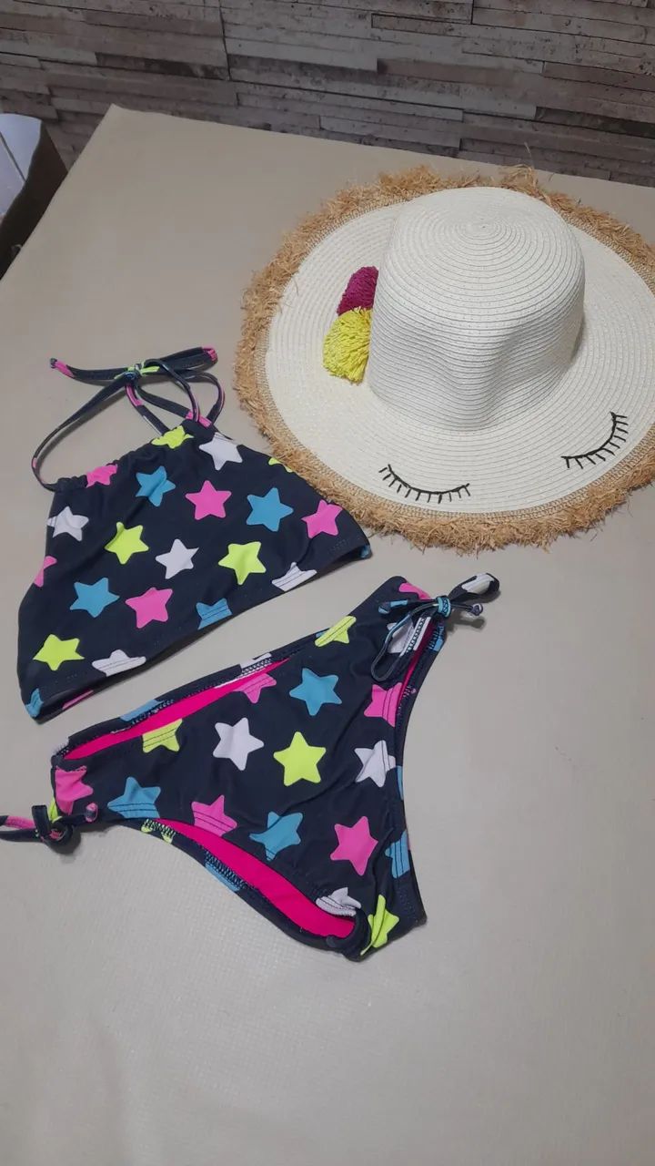 Vendo conjunto de Biquine e chapéu de palha decorado, seminovo Tamanho 9 anos - Foto 6