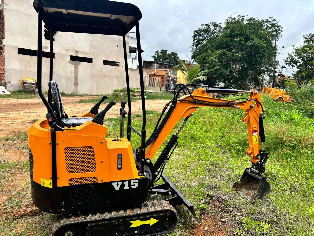 MINI ESCAVADEIRA CR 15 