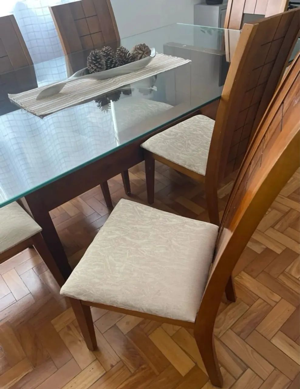 Mesa de jantar com tampo de vidro e cadeiras - Foto 3
