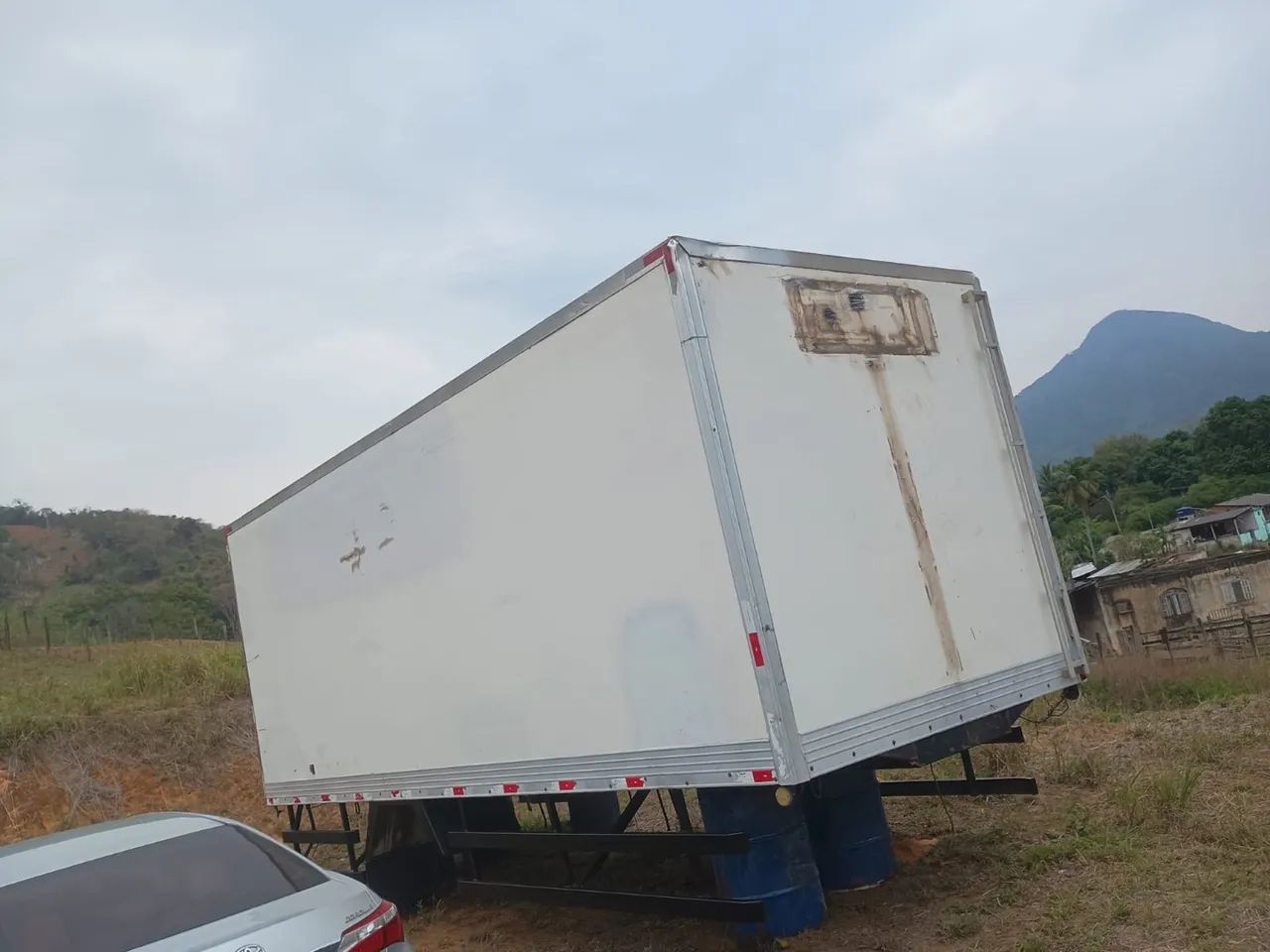 Baú frigorífico / isotérmico para caminhão toco  - Foto 6