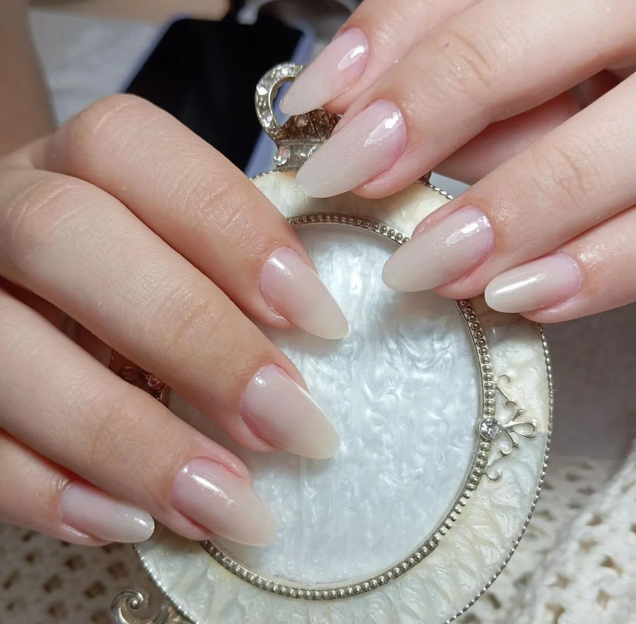 Precisa- se nail que seja manicure  extencionista de cílios 