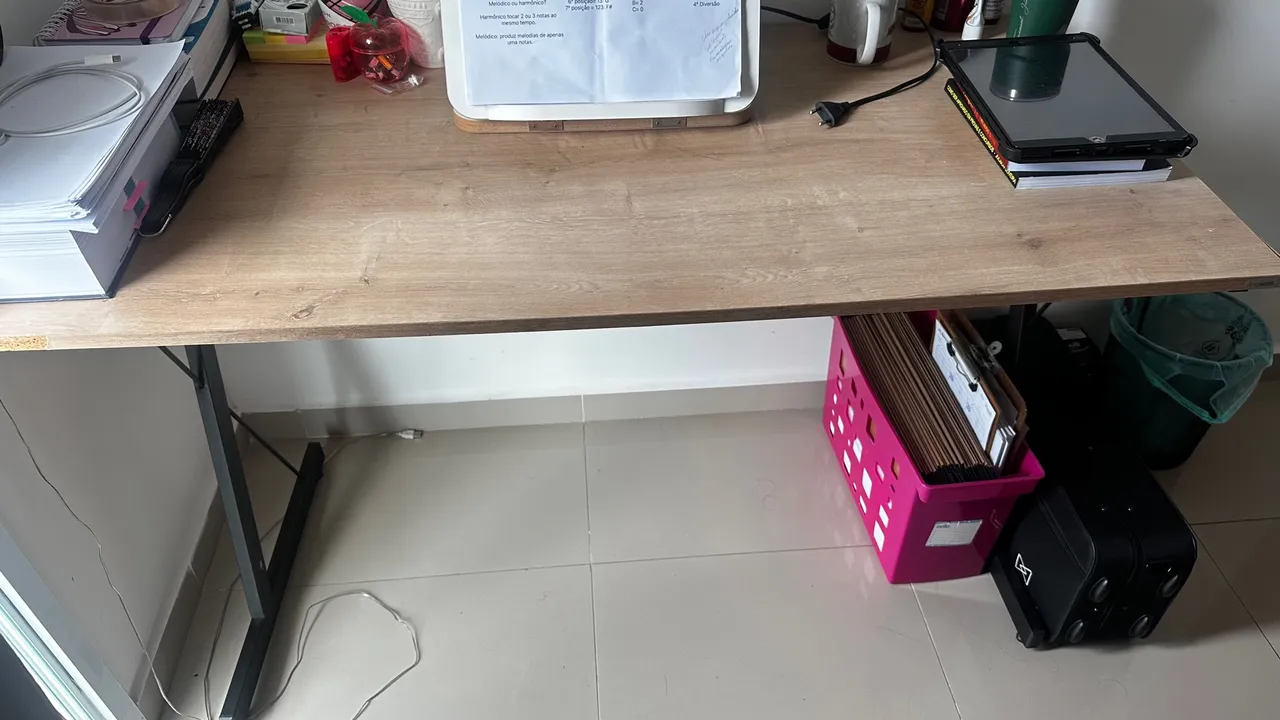 Mesa de MDF com suporte de ferro