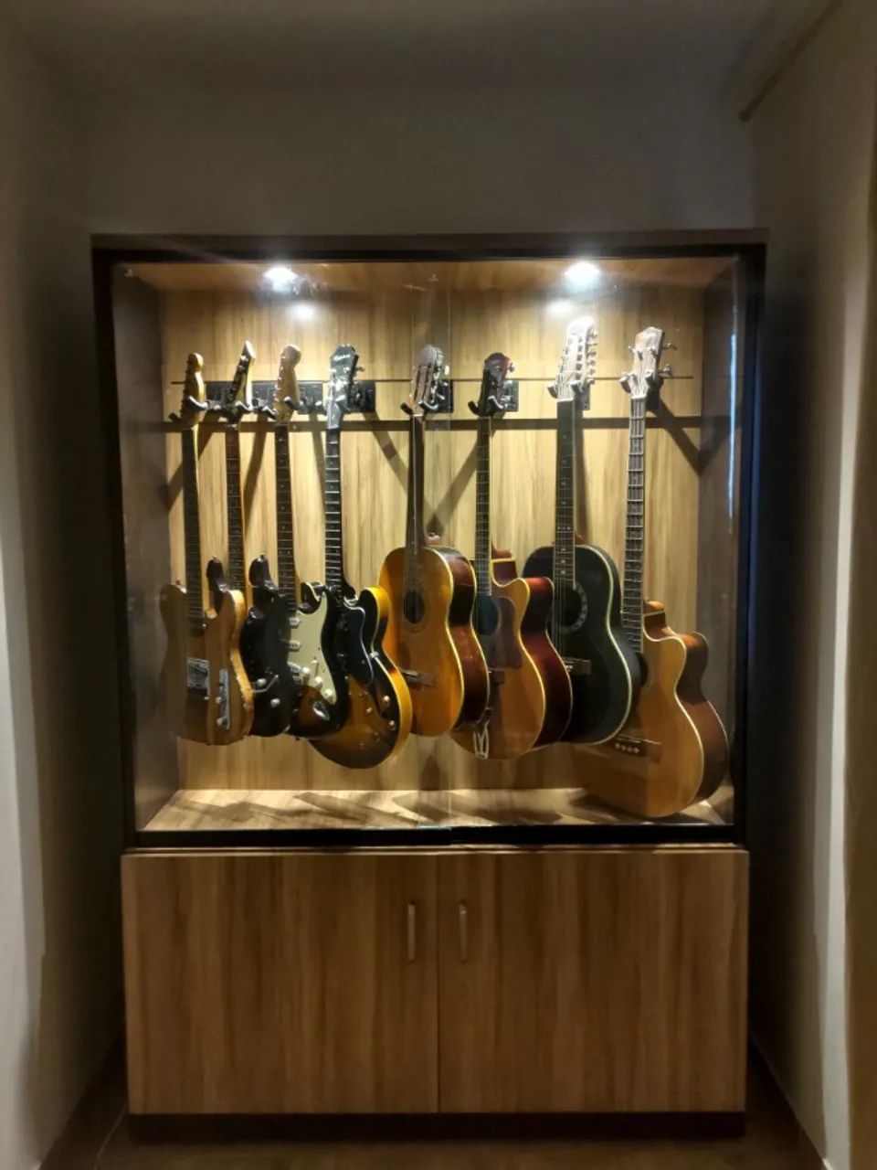 Expositor Premium de Instrumentos - Até 10 Guitarras ou Violões