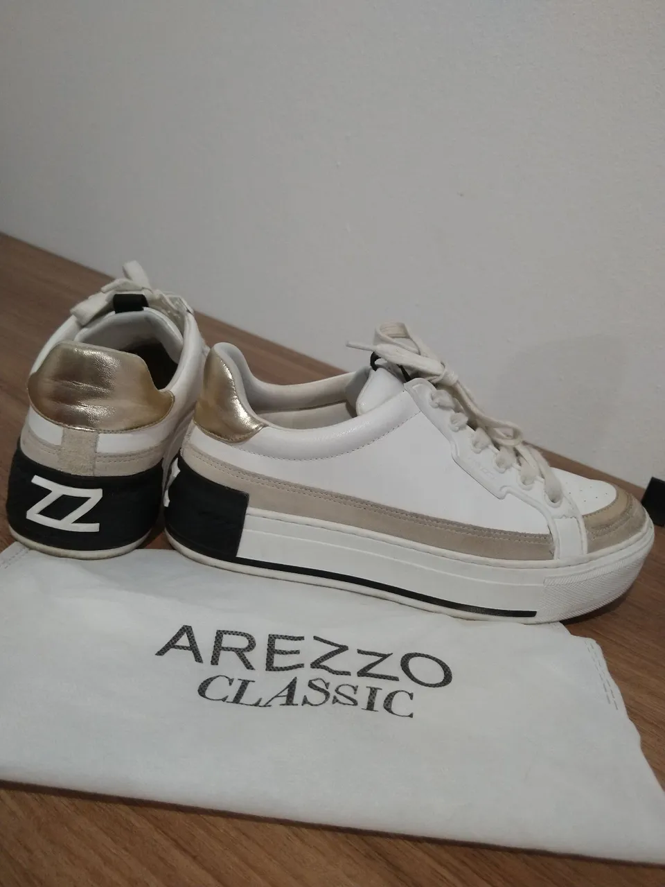 Tênis Arezzo Classic Branco e Bege