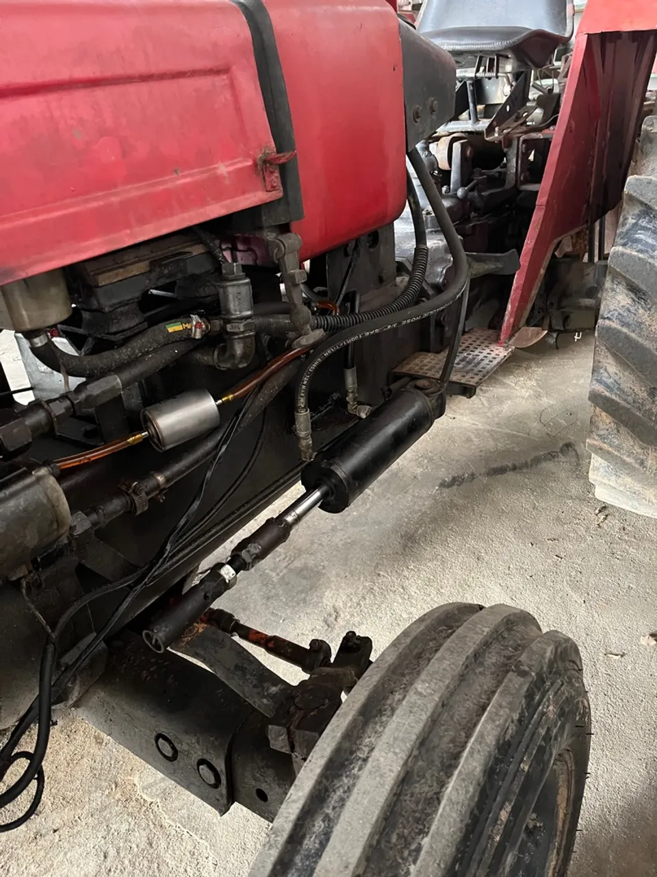 Trator Agrale 4200 com direção hidráulica e arado