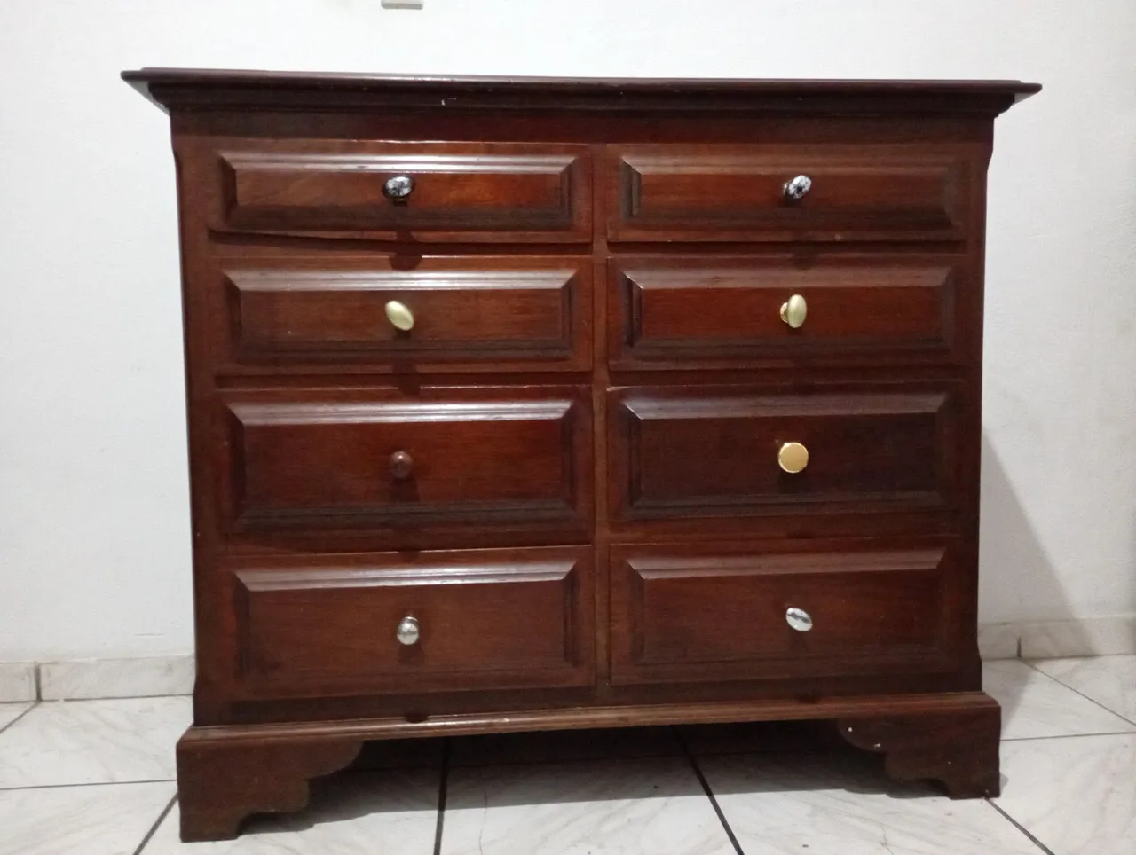 Cômoda de Madeira Clássica com 8 Gavetas