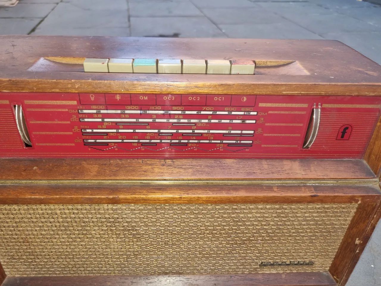 Rádio antigo de madeira
