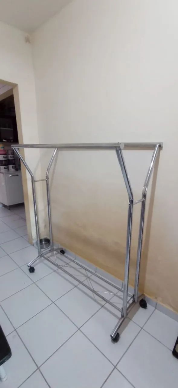 Arara de roupas com rodinhas