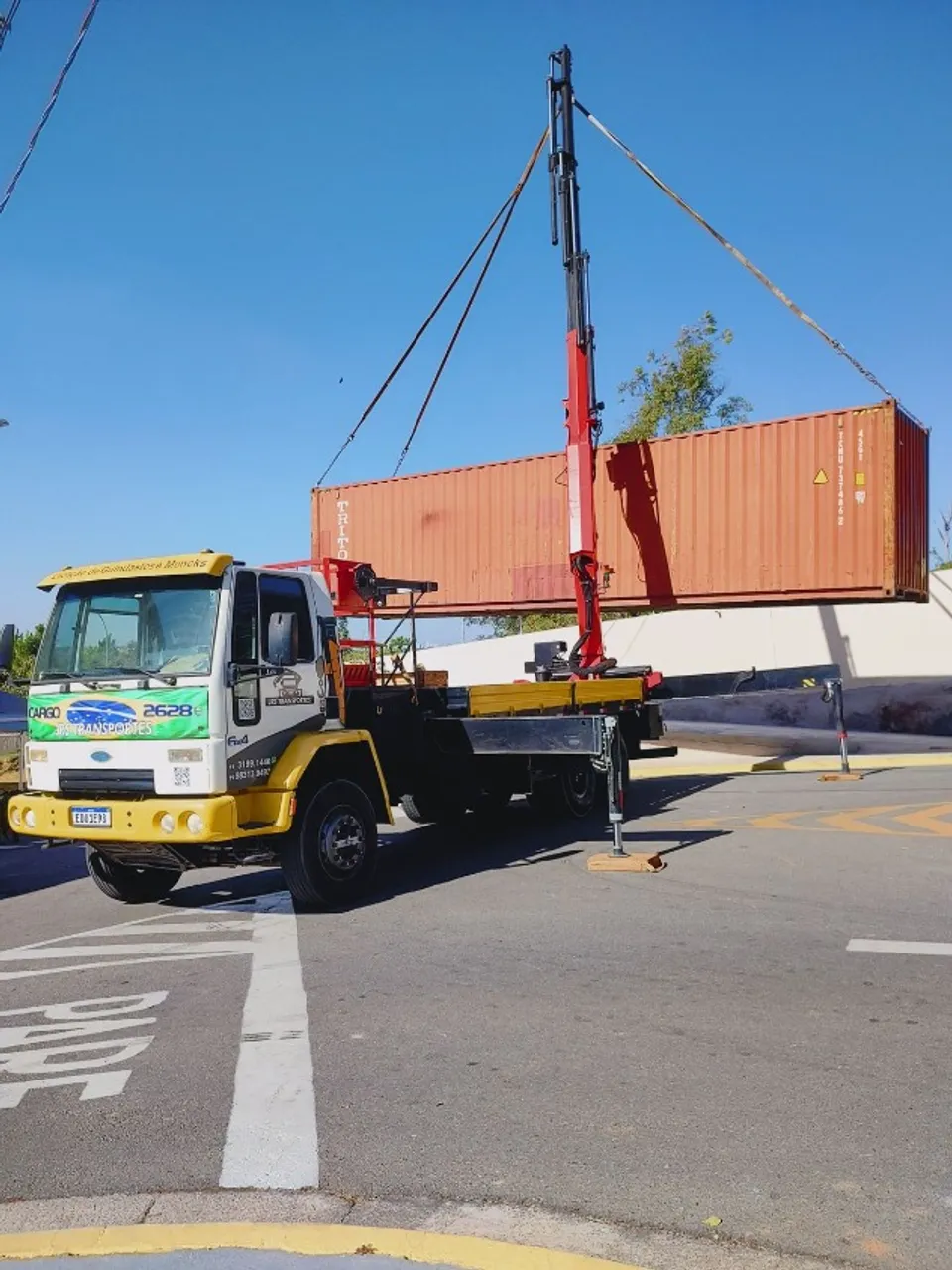 Locação de Caminhão Munck | Guindaste | Retroescavadeira | Empilhadeira | Container