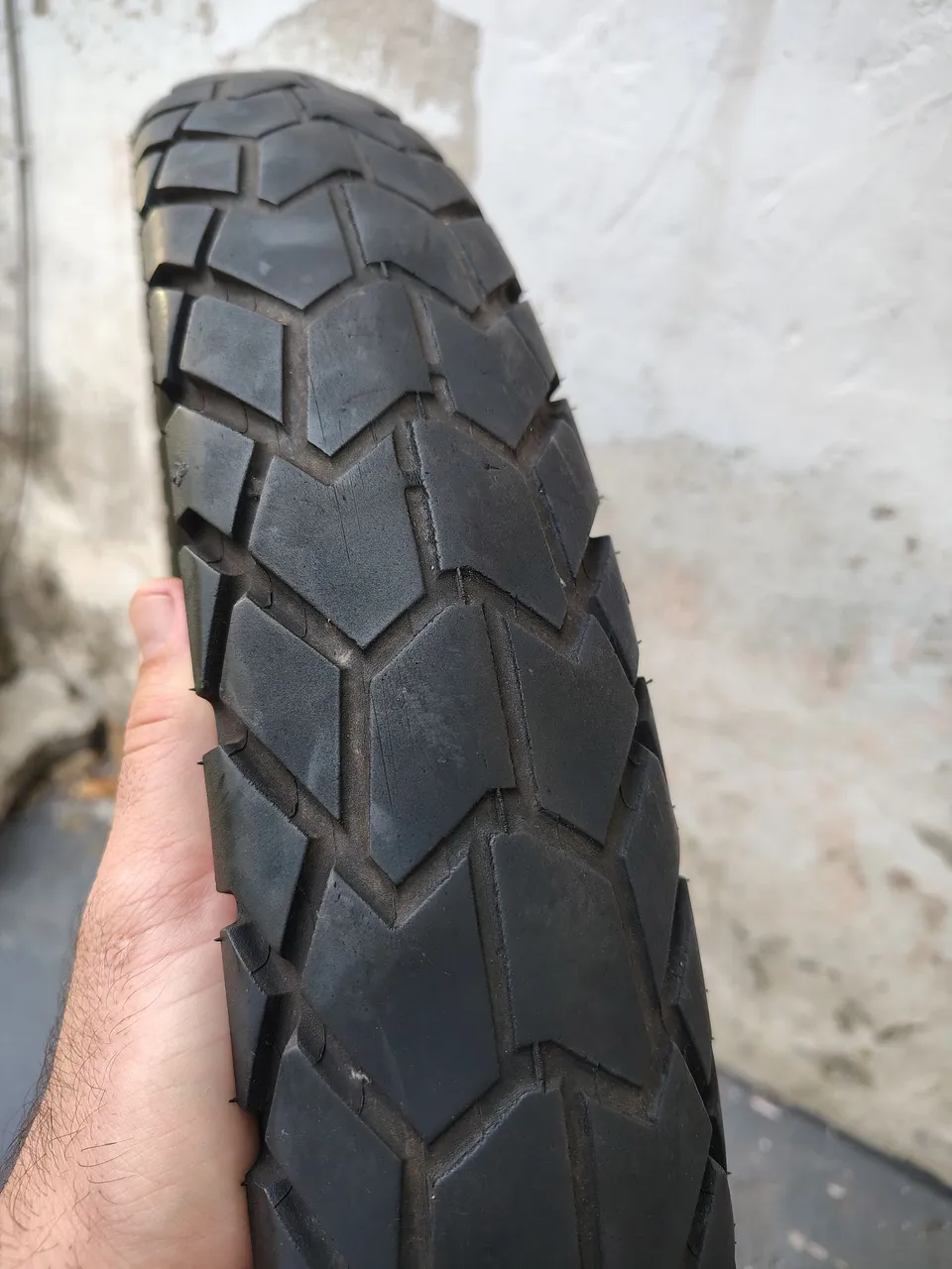 Pneu dianteiro 90x90x21