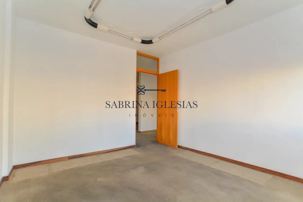 Sala comercial para locação no centro de Curitiba Ed. Eugênia Campos.
