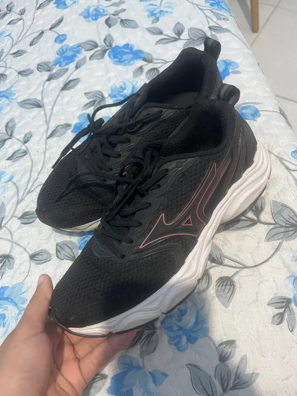 Tênis Mizuno Preto com Detalhes Rosa