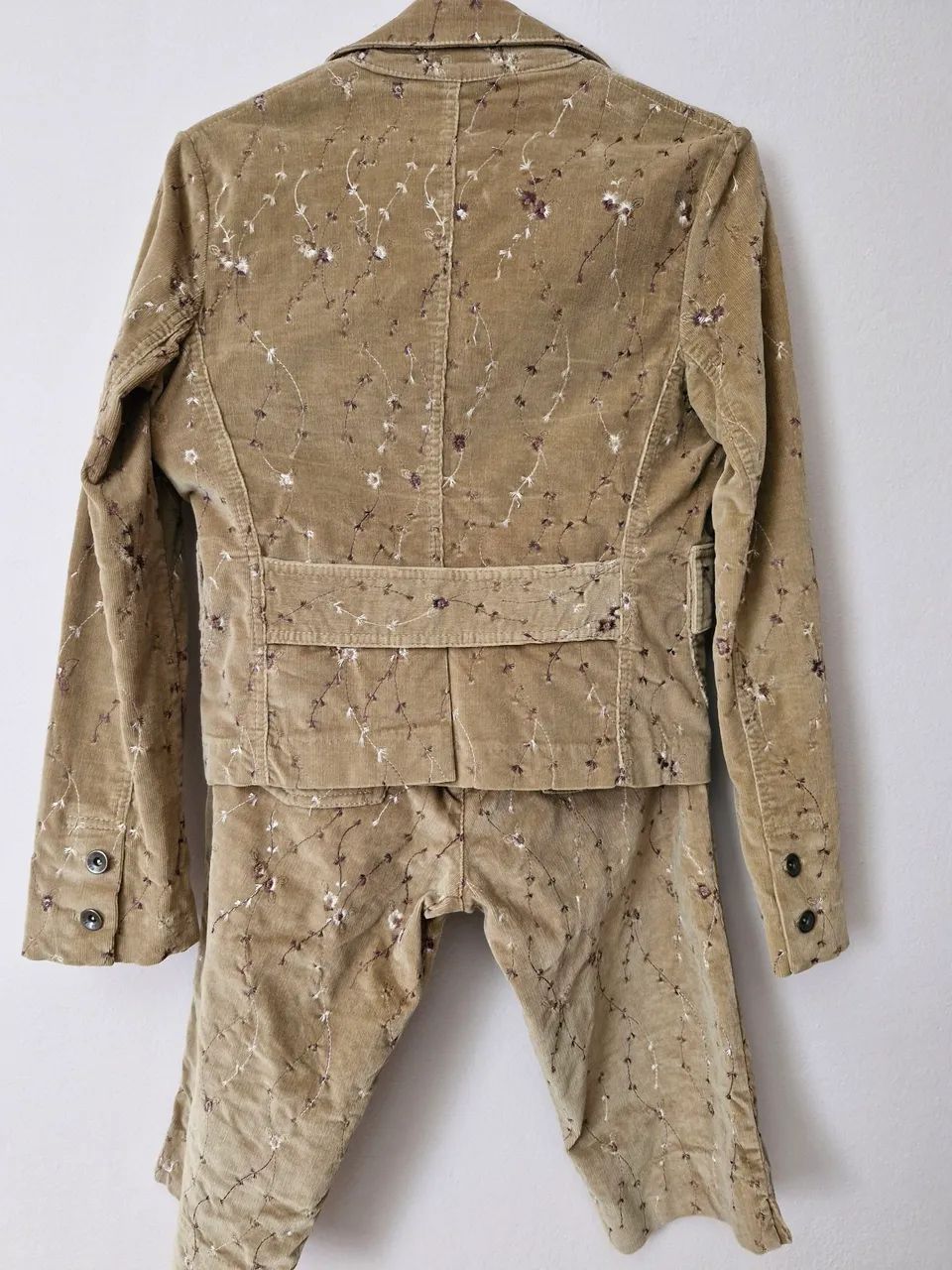 Conjunto Cheroy de Blazer e Shorts em Veludo Cotelê Bege - Foto 2