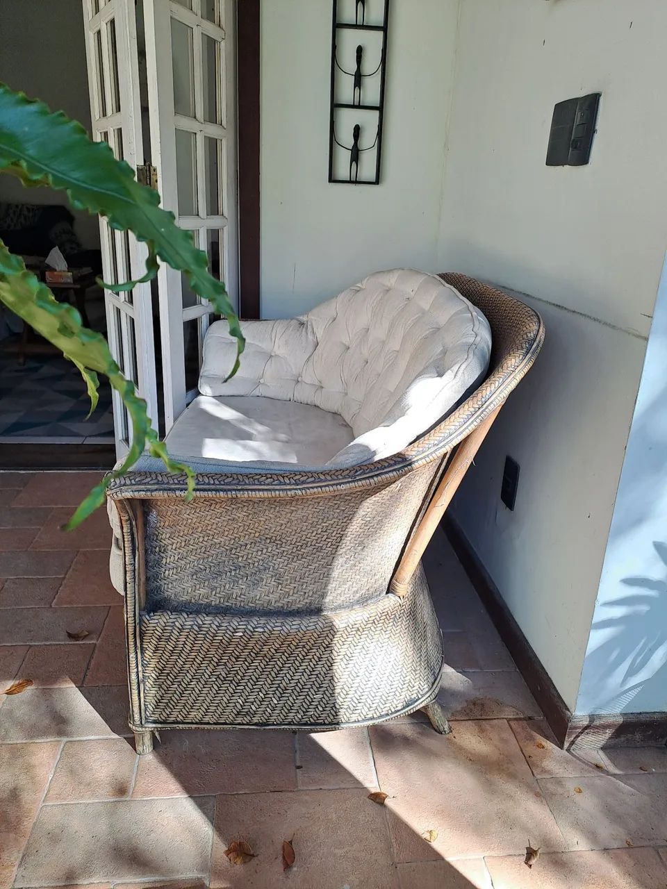 SOFÁ FIBRA NATURAL (2 lugares) importado de Bali com  estofado em capitone.  - Foto 2