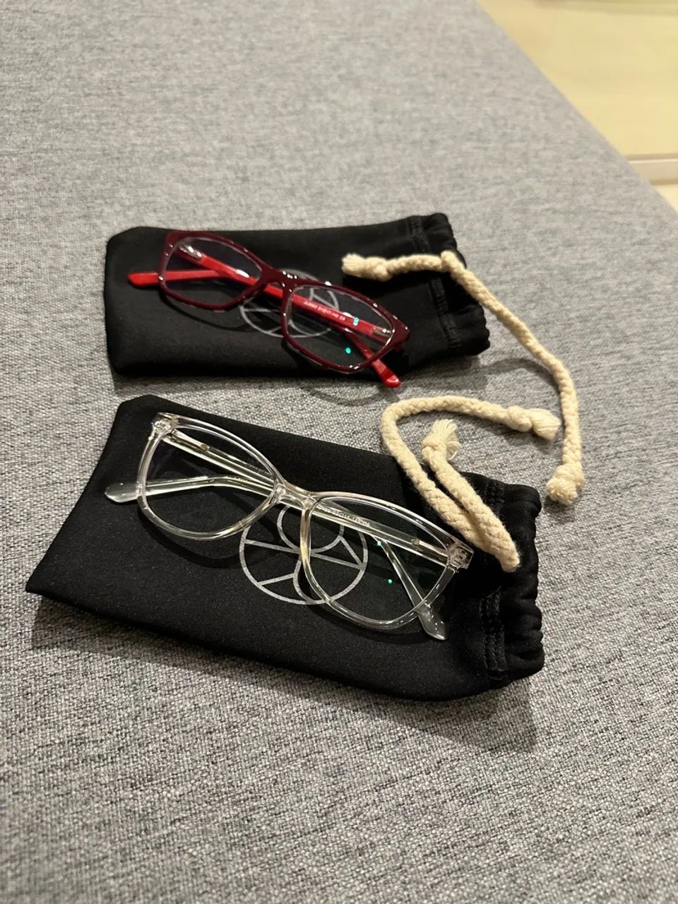 Kit com 2 armações de óculos + capinhas