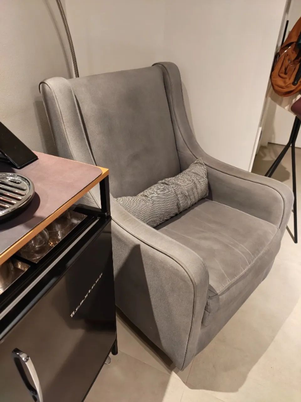 Poltrona decorativa amamentação balanço com molas linho cinza com puff, frete  comprador - Foto 2