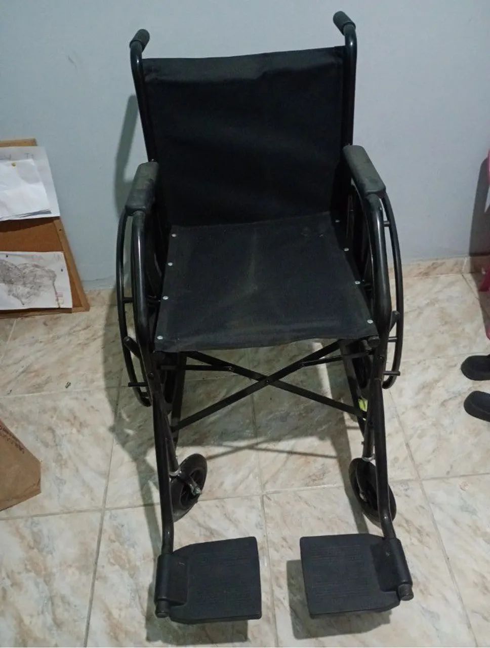 Vendo cadeira de rodas nova - Foto 3